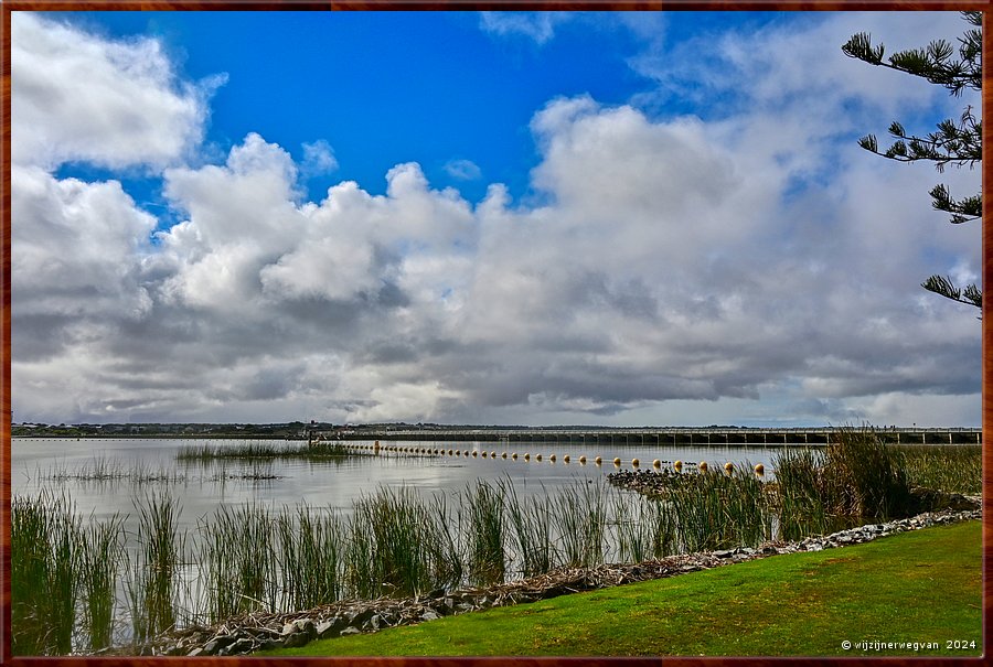 

Goolw
Goolwa Barrage  -  10/42