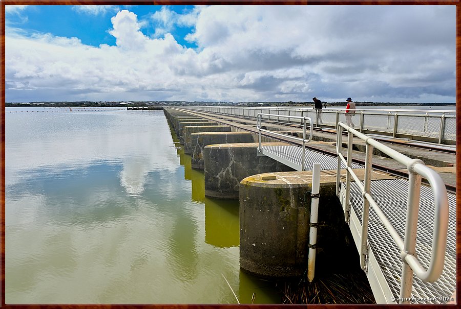 

Goolwa
Goolwa Barrage (1940)
De eerste van een reeks van vijf stuwdammen in deze rivier  -  12/42