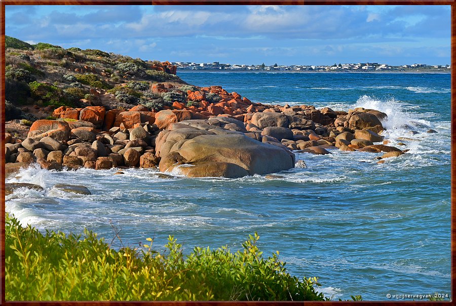 

Port Elliot
Crockery Bay
De baai dankt zijn naam aan de aangespoelde kisten 
met serviesgoed (crockery) van de gezonken Athol in 1864  -  39/42