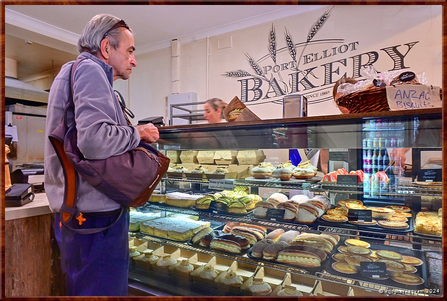 

Port Elliot
North Terrace
Port Elliot Bakery
In South Australia rijden velen een uur om gebak te halen bij de befaamde Port Elliot Bakery. 
Er zijn zelfs wachtrijen uitgezet, links naar binnen, rechts naar buiten, 
om de klandizie in goede banen te leiden.  -  3/44