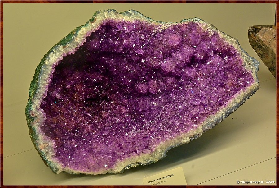 

Adelaide
South Australian Muaseum  
Quartz var Amethyst
Rio Grande do Sul, Brazil  -  24/45
