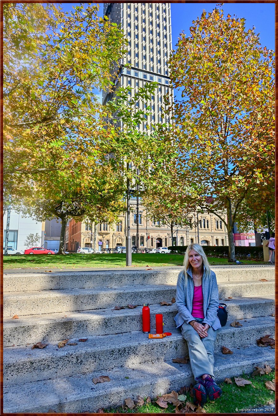 

Adelaide
North Terrace
Nergens een bankje in de schaduw ...  -  28/45
