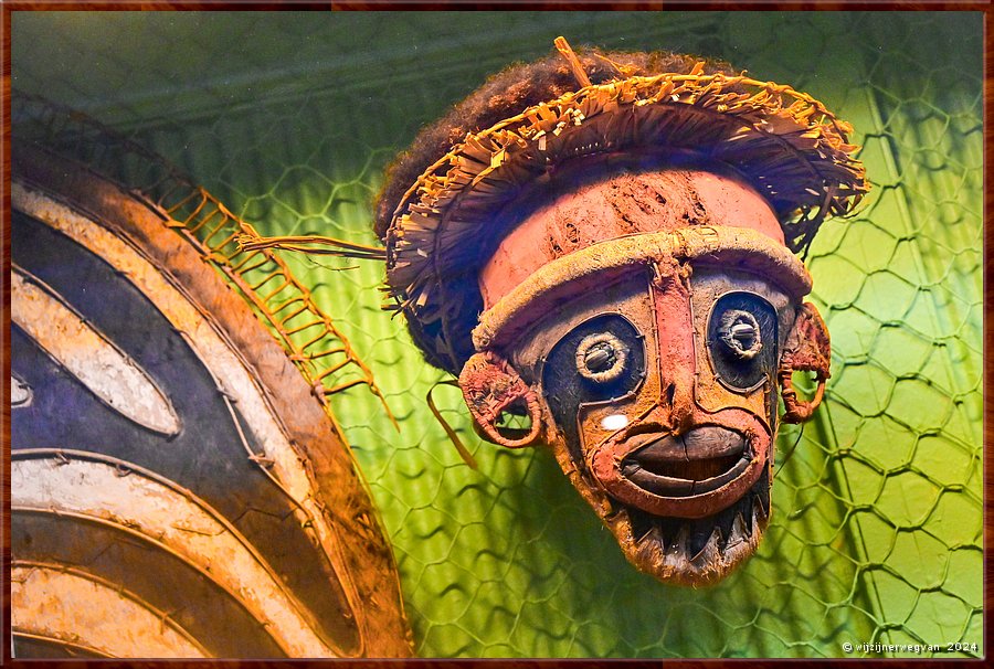 

Adelaide
South Australian Muaseum  
Pacific Cultures Gallery
Masker uit Orokolo, Papuan Gulf, Nieuw Guinea
Tijdens Elema ceremonies gedragen als komische figuur om het publiek te amuseren  -  31/45
