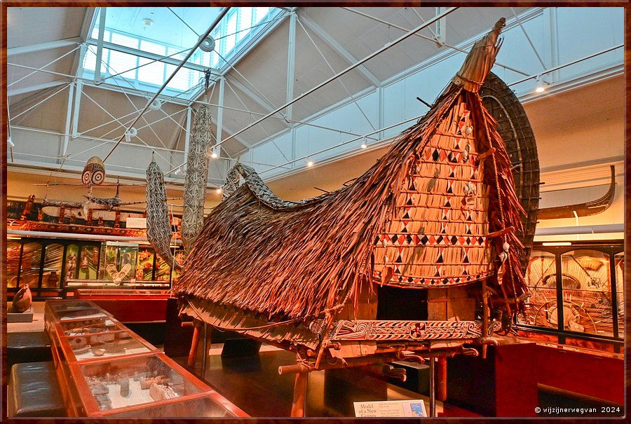 

Adelaide, South Australian Muaseum  
Pacific Cultures Gallery
Model van een Massim hut, Papua Nieuw-Guinea
Rogeia Island, Papua New Guinea, 1936
De met schelpen en houtsnijwerk versierde deuropening werd enkel door mannen gebruikt. 
De vrouwen traden binnen door de minder fraaie achterzijde.  -  33/45