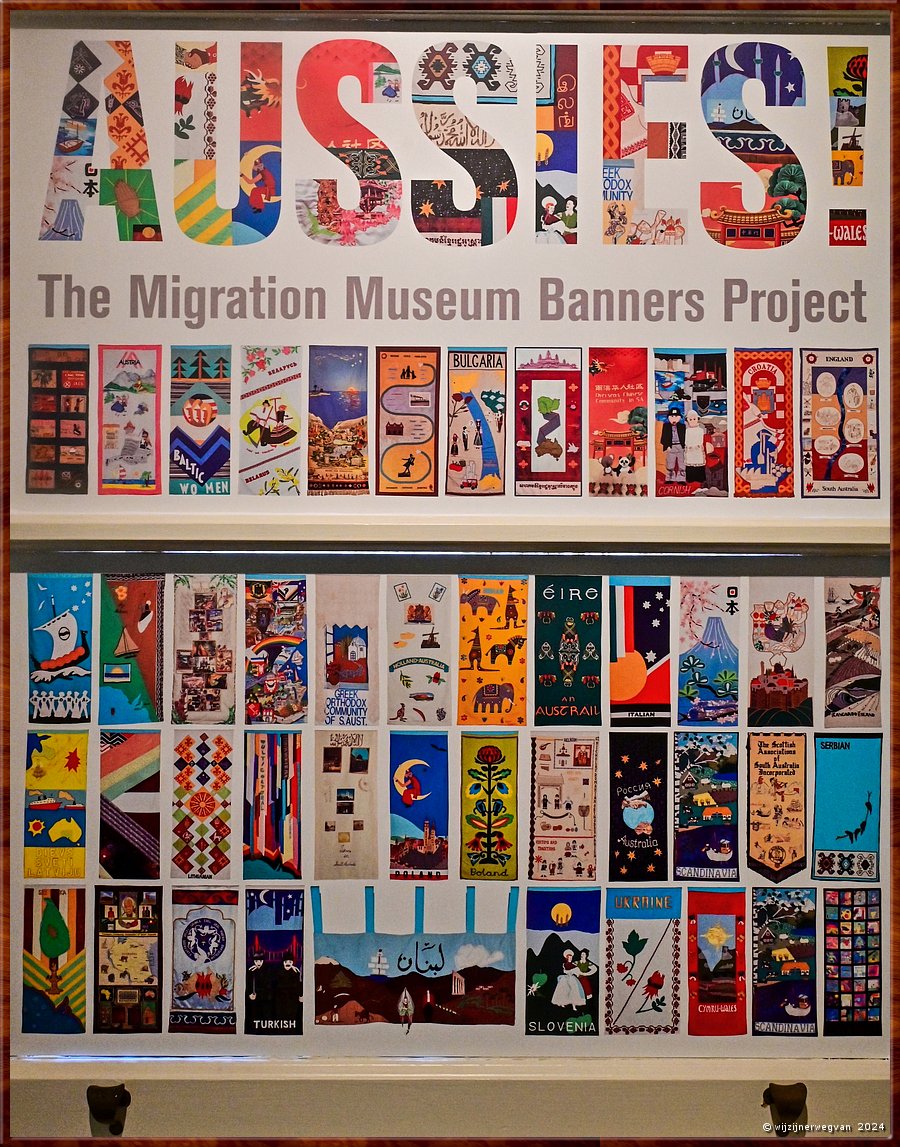 

Adelaide
Migration Museum 
Voor het museum maakten lieden van velerlei nationaliteiten een vlag met hun verhaal over de emigratie naar Australi  -  25/33