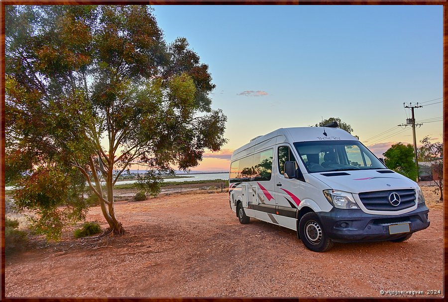 

Port Augusta
Mitchell Terrace
We slapen aan de Spencer Gulf tegen het decor van de Flinders Ranges  -  25/25