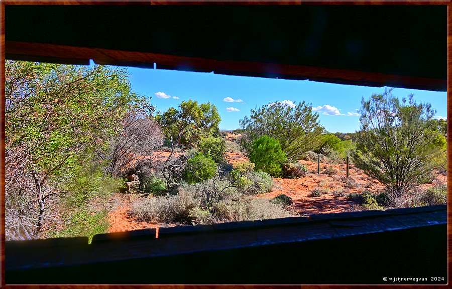 

Port Augusta
The Australian Arid Lands Botanic Garden
Saltbush Bird Hide 
Goed verscholen. Geen vogel te zien.  -  21/38