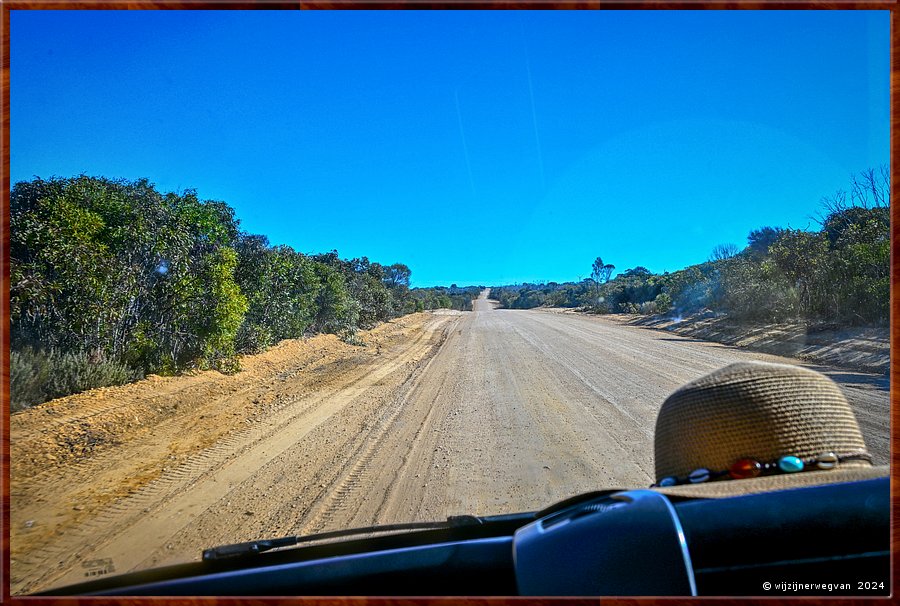 

Dirt road naar Mikkira Station  -  9/39