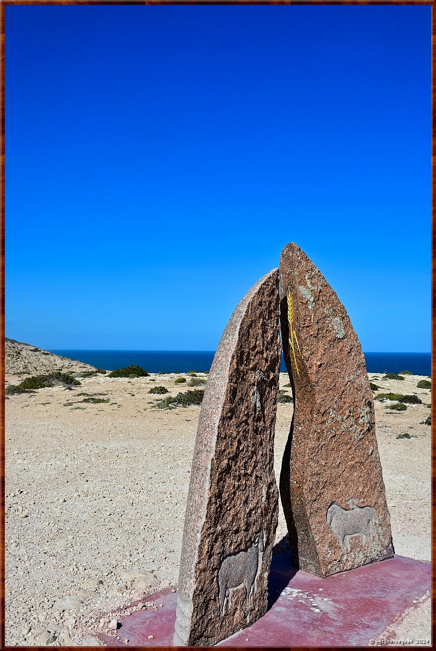 

Elliston
Cliff Top Drive
'The Passage', Marijan Bekic (2002)
Graan en schapen staan voor landbouw en veeteelt,
de boogvorm verbeeldt de zee en de vissen  -  23/43