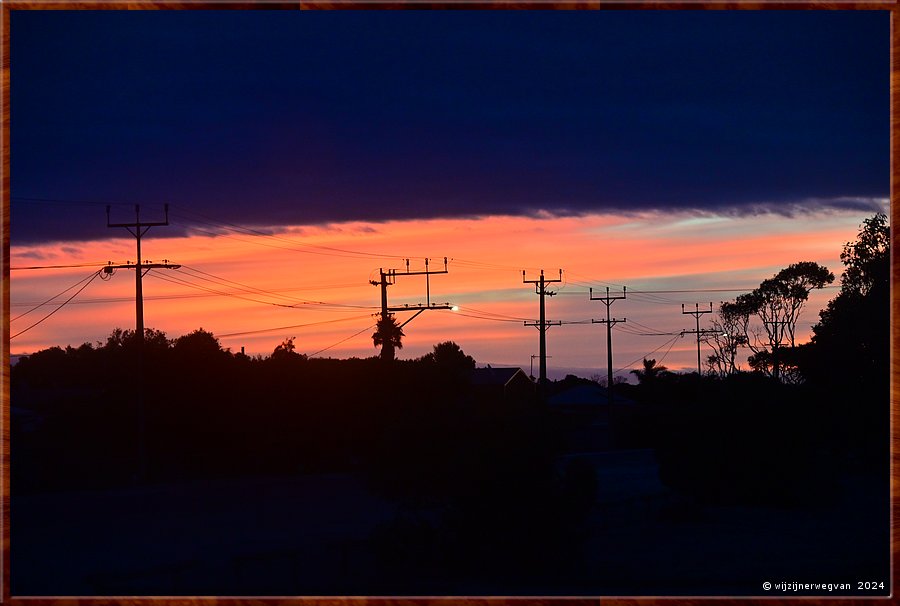 

Port Kenny
Flinders Highway

♪  And the other travellers came walking down the track
And they never went further, no, they never went back 
And the dirty old track was the Telegraph Road   ♪
(Dire Straits, Telegraph Road)  -  11/11