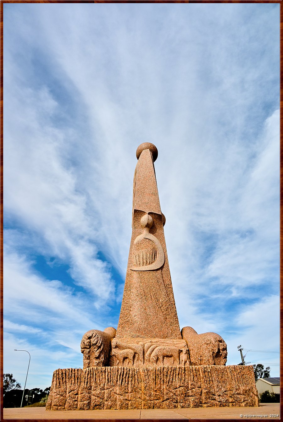 

Wudinna
'The Australian Farmer', Marijan Bekic & Son David (2009)
Het beeldhouwwerk in lokaal roze graniet nam twee jaar in beslag. 
Zo lang, dat de kunstenaar hier maar is blijven wonen.  -  5/27