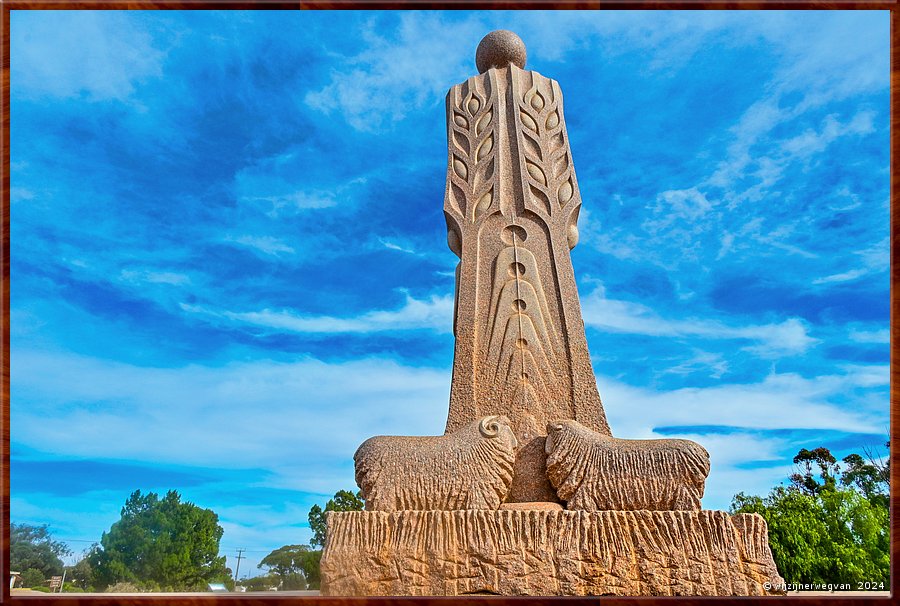 

Wudinna
'The Australian Farmer', Marijan Bekic & Son David (2009)
Het werk symboliseert zon, graan, schaap en mens. 
Ter herinnering van de eerste pioniers en de goede en slechte jaren van het land.  -  6/27