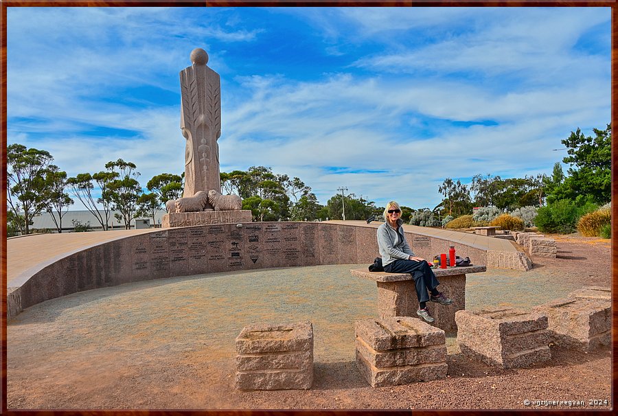 

Wudinna
'The Australian Farmer', Marijan Bekic & Son David (2009)
Boeren en gemeente bereidden het grondwerk voor, een lerares bood Bekic en zijn zoon een thuis, 
de bakker verzorgde hun lunch, het lokale hotel de diners, de slager doneerde vlees en de inwoners zorgden voor donaties. Een door het hele dorp gedragen project!  -  10/27