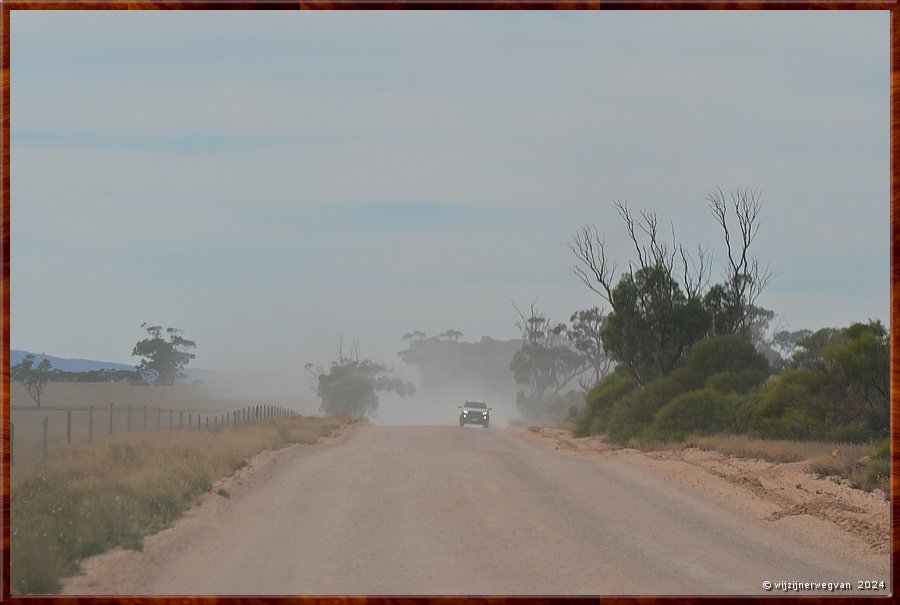 

Minnipa
'Dirt road'
Onderweg naar Pildappa Rock laat het asfalt ons in de steek  -  12/27