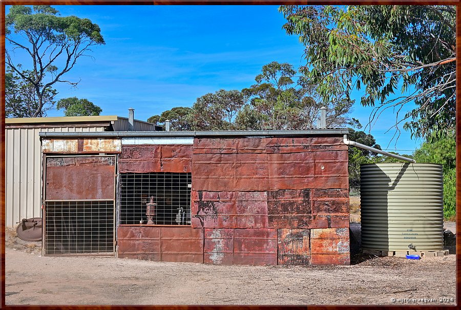 

Poochera
Poochera District Museum
Peter's Humpy
Woonhuis uit 1920 gemaakt  van platgeslagen kerosine blikken  -  17/25