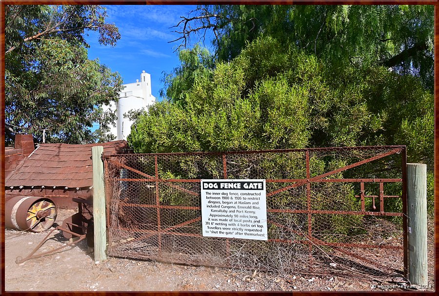 

Poochera
Poochera District Museum
Dingo fence
Afrastering van 145 kilometer om de dingo te weren  -  18/25