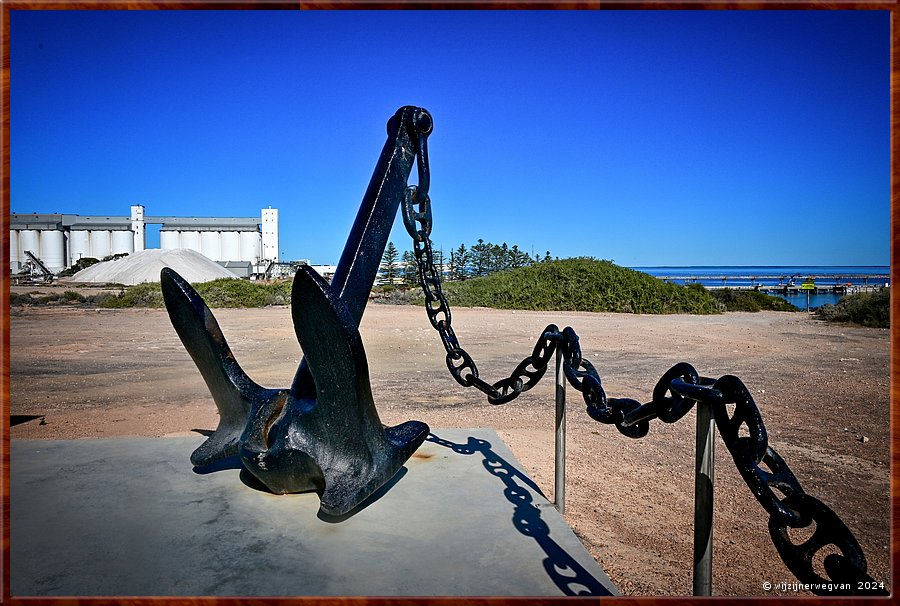 

Thevenard
�Eleni K� anker en ketting
De roestige Eleni K, zojuist geladen met 7776 ton tarwe in de haven, 
brak na 90 min doormidden en zonk. De pilot was juist 10 min van boord. 
Het Griekse schip bleek onevenwichtig geladen door het middenvak niet te vullen, 
waarover de havenmeester zich zorgen maakte,
Eleni K was ��n van de 2742 Liberty Ships, gebouwd in de VS tijdens WO2 
voor het verplaatsen van troepen en materiaal en deed daarna nog 21 jaar dienst als vrachtschip. 
Het wrak is versleept tot nabij St Peter Island en 1770 ton tarwe werd gered  -  7/9