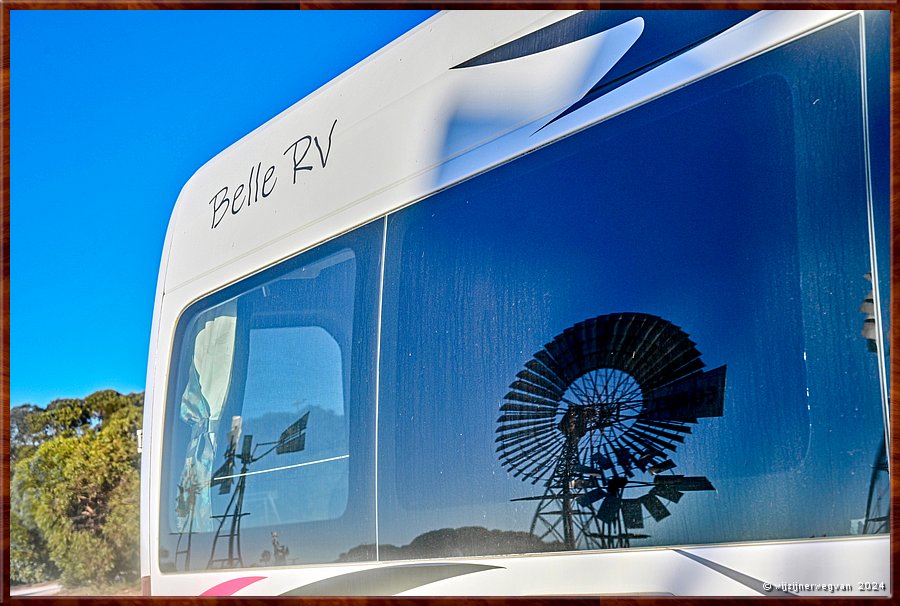 

Nullarbor Pain
Penong
Penong Windmill Museum 
Belle is de enige auto bij het museum, er is nog niemand  -  4/31