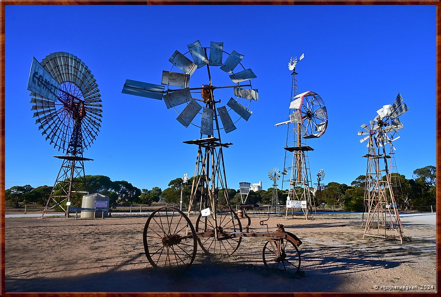 

Nullarbor Pain
Penong
Penong Windmill Museum 
Met de komst van zonnepanelen werden veel windmolens overbodig  -  5/31