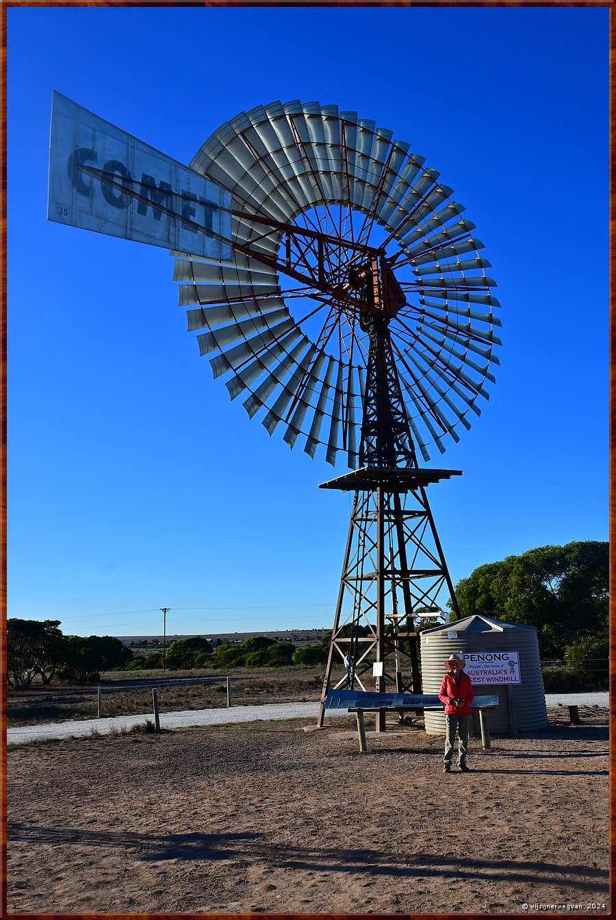 

Nullarbor Pain
Penong Windmill Museum 
�Bruce� (1932), de grootste Comet windmolen van Australi�!  
Bruce was werkzaam voor de spoorwegen tot 1977 
waar hij zich bezighield met de watervoorziening. 
Hij werd dan aangekocht door een farm, waar zijn bladen in 2003 werden vernield 
door een storm, waarna het te duur was om hem te restaureren.  -  6/31