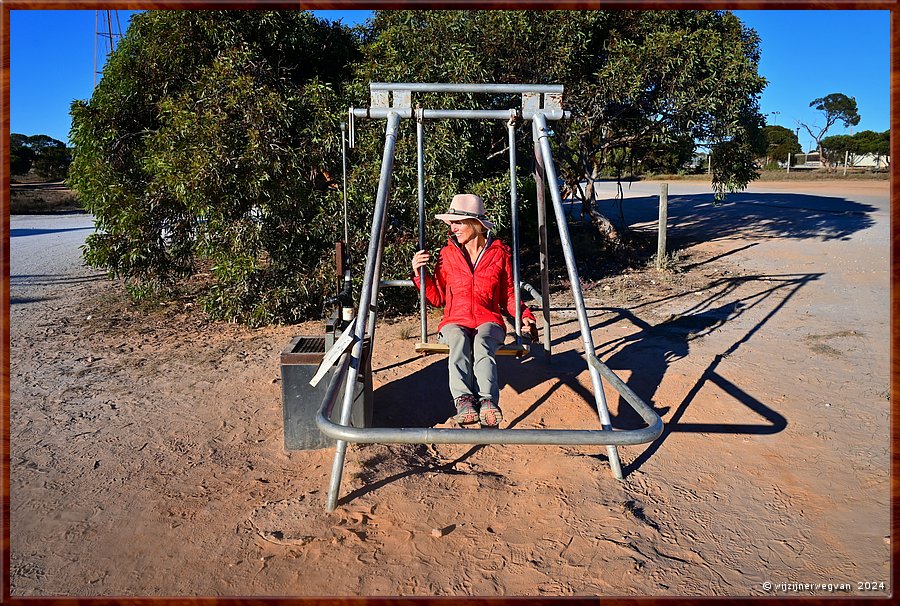 

Nullarbor Pain
Penong
Penong Windmill Museum 
Even schommelen om de waterpomp te bedienen.  -  11/31