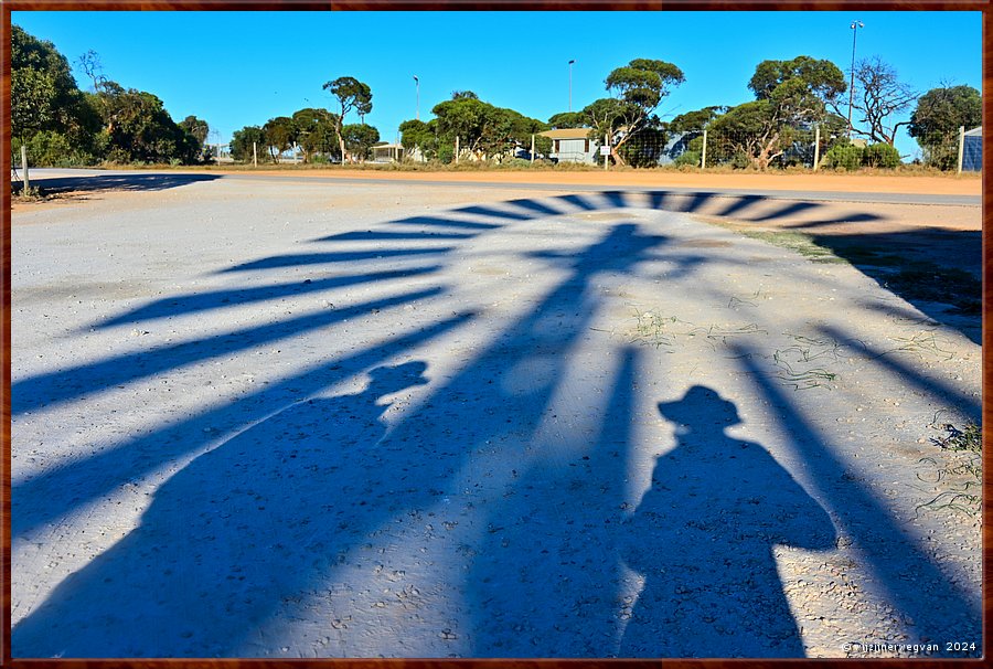 

Nullarbor Pain
Penong
Penong Windmill Museum 
Twee stoere cowboys in het land van de windmolens  -  13/31