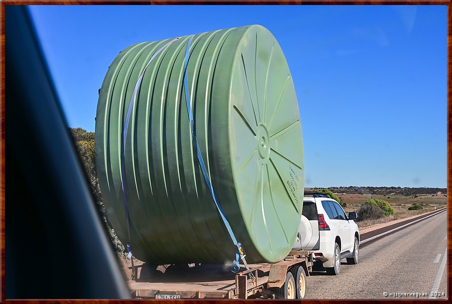 

Nullarbor Plain 
Eyre Highway
Deze regenwatertank past niet in je boedelbak! 
De tank is twee en een halve meter hoog en bijna vier meter breed.
Het moet wel flink gaan regenen; er gaat 22.500 liter in.  -  15/31
