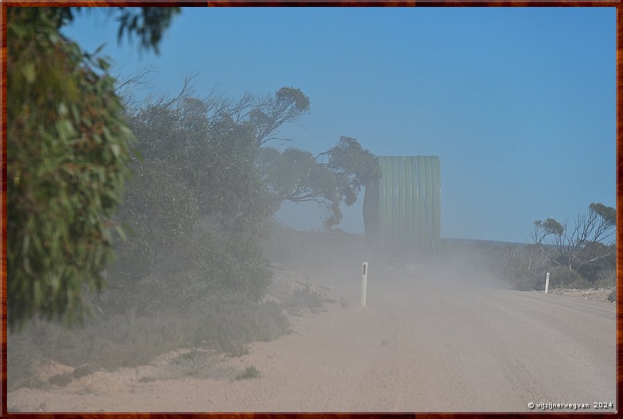 

Nullarbor Plain 
Eyre Highway
Regenwatertank Mist Green. 
Kleurnaam past goed bij het doel en ook ons wordt het mistig voor de ogen!  -  16/31