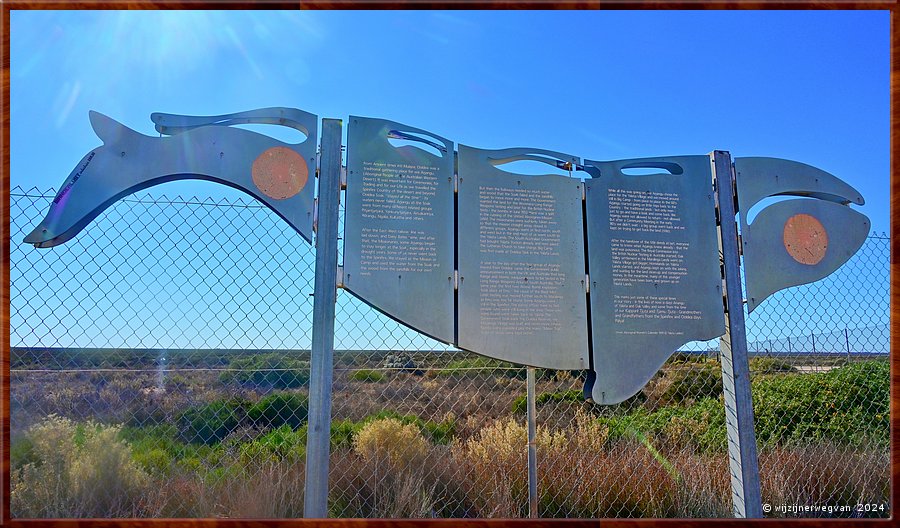 

Nullarbor Pain 
Head of Bight
Het walvisbord verhaalt niet over dit grootste zoogdier op aarde, maar over gedwongen verhuizing van aboriginals in de jaren '50 omdat hier een testterrein voor atoombommen in gebruik werd genomen.  -  13/41
