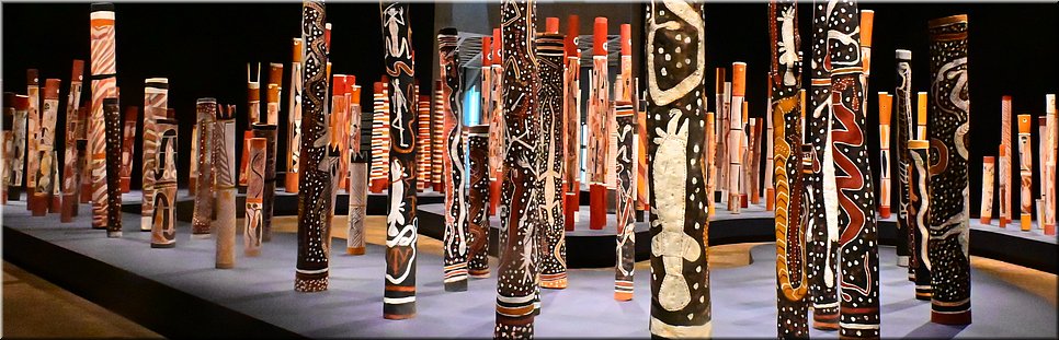 9 jan 2024 - Canberra - National Gallery - 'The Aboriginal Memorial,' ontwerp Djon Mundine OAM (1988)