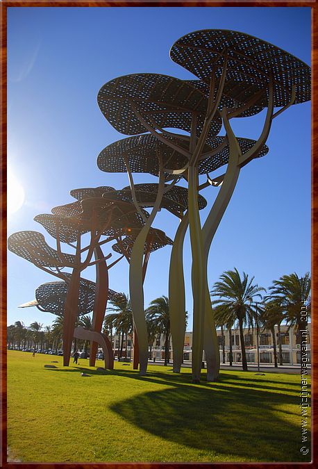 Kunstbomen langs de Passeig Pau Casals in La Pineda