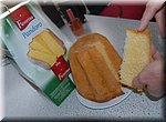 Een stukje cake ter voorbereiding van het oudjaarsfeestje in Cambrils