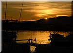 Het laatste puntje zon verlicht de haven van Cambrils met een gouden gloed