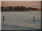 Surfers wachten op de 'wave' voor de kust van Cambrils
