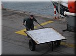 De kar wordt opgehaald voor het lossen van de gevangen vis in de vissershaven van Cambrils