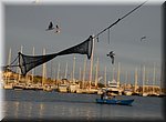 Een fuik hangt te drogen in de haven van Cambrils