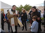 Ter gelegenheid van het feest van de heilige Antonius worden alle dieren in het asiel gezegend.
En de pastoor gaat duidelijk met zijn tijd mee: het gebed staat op zijn smartphone...