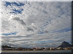 Vrolijke wolkenpartijen met op de achtergrond de Montgo berg in Jvea