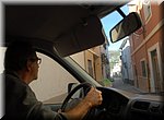 Omzichtig zoeken we een weg door de smalle straatjes van Vall de Ebo