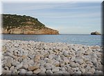 Het kiezelstrand van La Barraca is n van de stranden aan de voet van de Cap de la Nau in Jvea