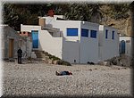 Flauwgevallen of een zonnebad? En zijn het strandhuisjes of bergingen voor visnetten? Vragen, vragen, aan het Platja La Barraca in Jvea