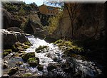 De Algar rivier stort zich door een nauwe kloof naar beneden in Callosa d' En Sarri