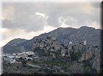 Op de achtergrond doemt het kasteel van Guadalest op