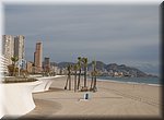 En naast het strand de mooi aangelegde boulevard in Benidorm