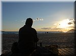 De zon gaat onder boven het Playa de Llevant in Benidorm
