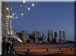 De boulevard van Benidorm bij avond