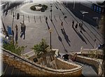 De namiddagzon werpt schaduwen over de Paseo de Coln in Benidorm