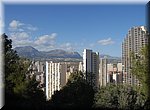 Achter de heuvels verschijnen de flats van Benidorm