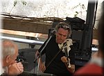 Naast de rommelmarkt is een restaurant waar deze muzikant zijn talenten ontplooit