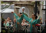Voor het publiek wordt de flamenco gedanst, op de rastro 'El Cisne' in Benidorm